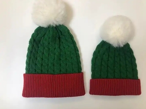 Gorro de Punto Rojo Unisex con Puño Acanalado Blanco y Pompón Esponjoso para Invierno - Product Image 4