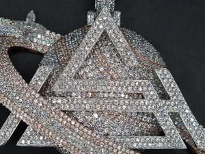 Pendentif diamant minimaliste très demandé pour le bureau ou un usage quotidien, disponible au prix export. - Product Image 3