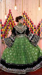 Maxi Salwar Kameez traditionnel vert afghan Kuchi, corsage noir brodé miroir fait main, style vintage, pour mariage et fêtes ethniques - Product Image 2