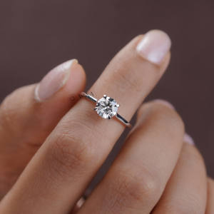 Bague de fiançailles et de mariage pour homme en or blanc 18 carats avec moissanite taille brillant simple de 1,00 carat, cadeau tendance pour demande en mariage ou anniversaire - Product Image 1