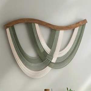 Décoration murale bohème faite à la main avec tissage de cordes bleues et blanches sur cadre en bois, forme personnalisée, pour la maison ou le bureau - Product Image 2