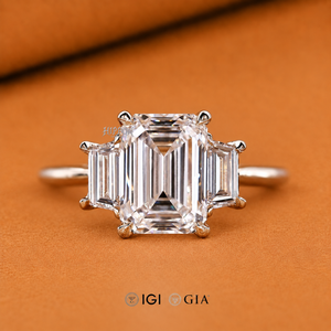 Anillo de Compromiso con Diamante de Corte Esmeralda de Tres Piedras, Diamante Lateral en Forma de Trapezoide, Anillo de Boda con Diamante Certificado por IGI, Anillo de Propuesta - Product Image 1