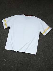 Camisetas de hombre personalizables 100% algodón con diseño de panel a rayas, cuello con pedrería en contraste, corte holgado y pesado, estampado serigrafiado. - Product Image 5