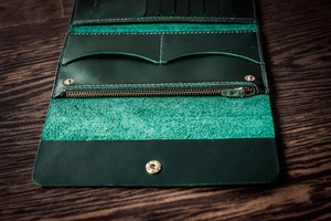Cartera Triple de Cuero Genuino Verde MAKUM INTERNATIONAL con Cierre de Botón a Presión y Capacidad Personalizable - Product Image 2