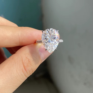 Bague de fiançailles et de mariage en or blanc massif 18 carats avec diamant moissanite blanc en forme de poire de 10 carats (12x16mm) - Product Image 6