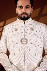 Traje de novio Dhaga en tono pastel con medallón de arco simétrico y diseño de rayos de sol, estilo Sherwani, de la colección Cream Divine Touch Ethereal Garden. - Product Image 1