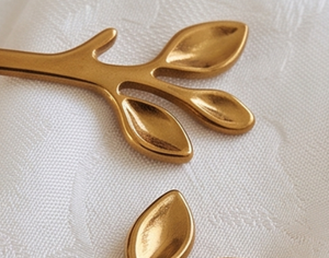 Ensemble de cuillères et fourchettes à dessert en acier inoxydable plaqué or de qualité supérieure avec design de manche en forme de feuille, finition miroir pour la vaisselle de mariage - Product Image 2