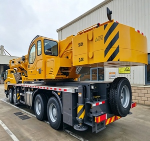 Camion-grue QY50K5D_3 de 50 tonnes pour travaux de construction lourds, moment de charge élevé, portée longue, hauteur maximale de 44 m, moteur à double pompe et boîte de vitesses - Product Image 5