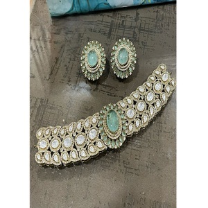 Ensemble collier et boucles d'oreilles en or plaqué laiton de qualité supérieure, serti de moissanite et de pierres Kundan, pour mariage, collection de luxe. - Product Image 1