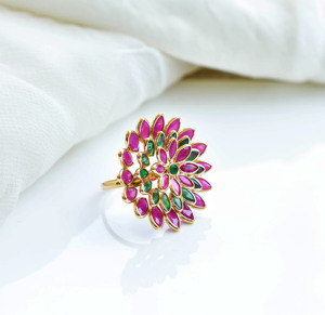 แหวนค็อกเทลรูปดอกไม้ประดับทับทิมและมรกตธรรมชาติในทองคำแท้ 18K สีเหลือง – แหวนประดับพลอยทรงมาร์คีส์สามชั้น - Product Image 3