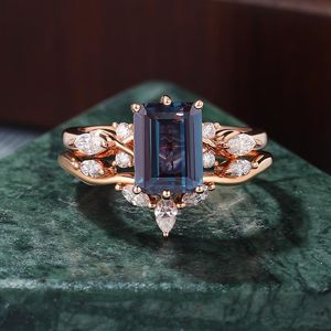 Anillo de Compromiso con Alejandrita de Corte Esmeralda, Anillo de Boda Vintage de Oro Rosa con Moissanita - Product Image 6