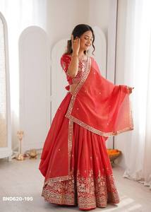 Dernière collection de tenues indiennes de créateurs, en soie Simmer, avec broderies de fils et de sequins, ensemble Lehenga Choli et Dupatta, fabriqué en Inde. - Product Image 3