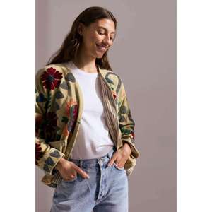 Veste en coton beige brodée à la main avec des motifs floraux Suzani, silhouette ouverte décontractée, style bohème contemporain, vêtements d'extérieur pour femmes - Product Image 4