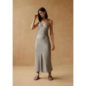 เดรสยาวทรงเข้ารูป สายเดี่ยว ดีไซน์หรูหราสำหรับผู้หญิง เหมาะสำหรับใส่ลำลอง งานปาร์ตี้ หรือใส่ในช่วงฤดูร้อน - Product Image 2