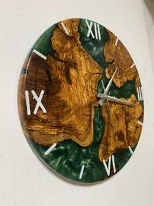Horloge murale artisanale en bois d'olivier et résine époxy verte sur mesure, décoration moderne - Product Image 4