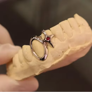 เครื่องประดับฮิปฮอป โมอิสซาไนต์ เงิน ฟันปลอมแบบกริลล์ซ  ครอบฟัน  สไตล์แวมไพร์  แบบสั่งทำได้  สำหรับทุกเพศ  ดีไซน์โดดเด่น  สตรีทแฟชั่น  หรูหรา  วิบวับ - Product Image 1