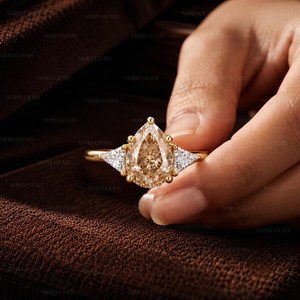 Bague de luxe à trois pierres en diamant taille poire champagne de 2,00 carats, cultivé en laboratoire, avec or massif 14 carats, bijoux de mariée pour elle - Product Image 4