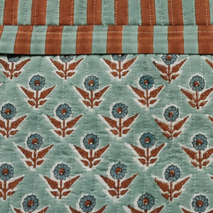 Housse pour ordinateur portable légère en coton matelassée et rembourrée, faite à la main, imprimée au bloc, écologique, douce pour la peau, durable, lavable en machine - Product Image 2