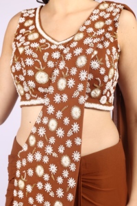 Sari listo para usar de estilo étnico perfecto para mujer, en color marrón con cuentas y trabajo de corte dana. - Product Image 3
