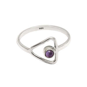 Anillo de plata de ley 925 hecho a mano con engaste de bisel, viene con un pequeño amatista morado de corte redondo, un lindo anillo bohemio para uso diario. - Product Image 1