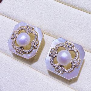 Boucles d'oreilles en cristal de perle naturelle de luxe Zhuji, design carré en coquille, avec aiguille en argent S925 de luxe léger, perles blanches - Product Image 1