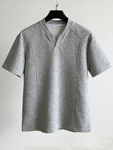 T-shirt en polyester gris pour homme, col rond, manches courtes, motif logo lavé sur le devant, séchage rapide, tricoté, coupe classique, couleur unie, décontracté - Product Image 2