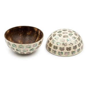 Tazón de cáscara de coco con patrones tallados refinados, material ecológico, acabado pulido suave para uso en la cocina. - Product Image 1