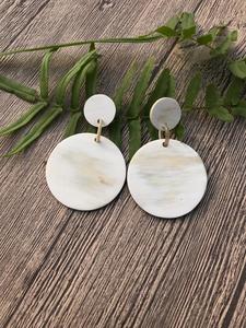 Boucles d'oreilles modernes en forme de cercle, en corne naturelle polie, écologiques, faites à la main, HASAN CRAFT, provenant de l'Uttar Pradesh - Product Image 4