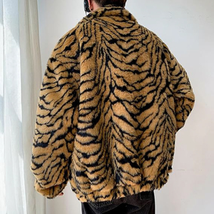Manteau de luxe en fausse fourrure à rayures tigrées pour homme, veste extravagante en peau de mouton surdimensionnée, streetwear d'hiver de qualité supérieure - Product Image 2