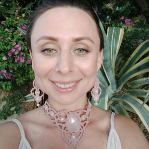 Pendientes Colgantes de Macramé con Hematita Hechos a Mano, Piedra Gris, Cordón Beige y Negro, Joyería Artesanal Bohemia para Mujer - Product Image 4