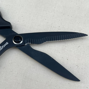 Tijeras Dentadas Profesionales de Acero Inoxidable Negro con Diseño Ergonómico para Costura y Sastrería - Product Image 5