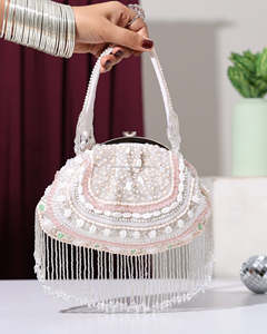 Bolso de Noche con Cuentas Blancas y Rosas, Marco Metálico y Borla de Cristal - Product Image 1