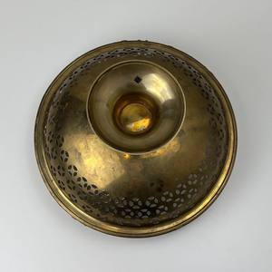 Cuenco de latón de gran venta que brilla como un recuerdo tradicional colocado con orgullo en la mesa de comedor. - Product Image 5