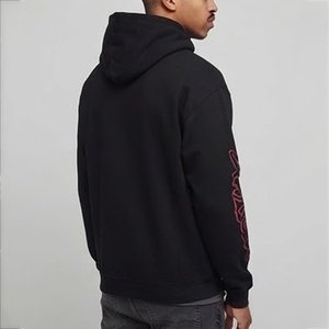 เสื้อฮู้ดดี้โอเวอร์ไซส์สีดำสำหรับผู้ชายรุ่นใหม่ล่าสุด พิมพ์ลายด้านหน้าพร้อมโลโก้สีแดง สไตล์สตรีทแวร์ ผ้าฝ้ายถัก ใส่ได้ในช่วงฤดูใบไม้ร่วง - Product Image 2
