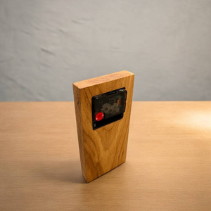 Reloj de mesa de madera que complementa plantas, libros y otros elementos decorativos. El reloj agrega un toque de lujo. - Product Image 2