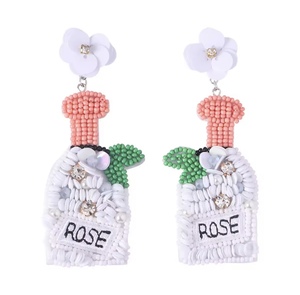 Pendientes de botón clásicos unisex hechos a mano con cuentas de vidrio blancas y rosas con letras para profesores, ideales para bodas y fiestas. - Product Image 1