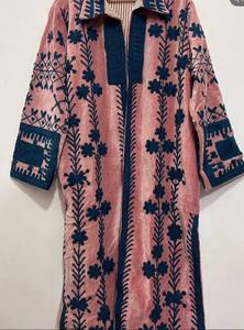 Abrigo Largo de Terciopelo Rosa Empolvado Hecho a Mano al por Mayor con Apliques Bordados de Motivos Florales Azules Oscuros Estilo Vintage - Product Image 3