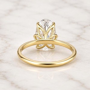 Bague de fiançailles classique pour femme en or jaune 14 carats avec diamant de laboratoire taille ovale 2 carats, clarté VVS2, couleur F, certifié IGI – Cadeau idéal pour les fêtes - Product Image 3