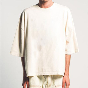เสื้อยืดสีครีมทรงหลวมไหล่ตก น้ำหนักเบา ผ้าฝ้าย 100% สำหรับผู้ชาย สวมใส่สบาย ตะเข็บทนทาน รับผลิตแบบ OEM/ODM - Product Image 1