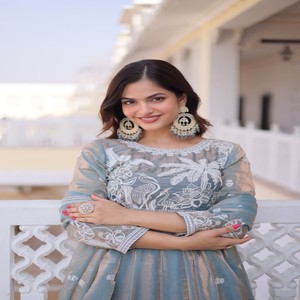 Robe de soirée VASTRA COTTAGE Fandi en satin brodé avec dupatta, travail de sequins et fils, manches longues, robe de créateur pour femmes - Product Image 4