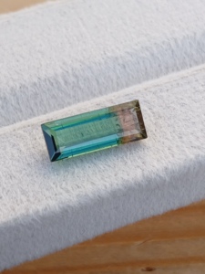 Haram Gems Art - Turmalina Bicolor Natural, Corte Baguette, 12x4.80 mm, Gema Suelta Facetada, 2.10 Quilates, Dos Tonos, Origen Africano, para Anillo - Product Image 6