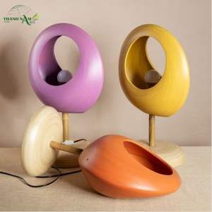 โคมไฟตั้งโต๊ะไม้ไผ่สานทำมือ ดีไซน์คลาสสิก เป็นมิตรกับสิ่งแวดล้อม เหมาะสำหรับเป็นของขวัญทางธุรกิจ จากบริษัท เทนห์ นาม อาร์ตส์ จีเอสซี - Product Image 2