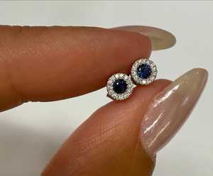 Boucles d'oreilles clous saphir bleu, diamant moissanite, or massif 14k 18k, pierre précieuse taille ronde, serti halo, clous solitaires délicats, bijoux fins - Product Image 3