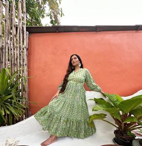 Robe maxi en coton pur imprimé à la main en Inde, respirante, élégante, pour le port quotidien en été, avec broderie boutonnée, style décontracté - Product Image 3