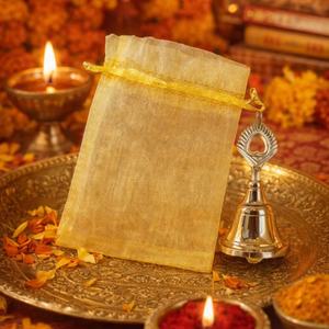 ของชำร่วยงานมงคลทำจากผ้าออร์แกนซ่าสีทอง ประดับกระดิ่งเงิน สวยงาม เหมาะสำหรับงานแต่งงาน งานดิวาลี งานนวราตรี และงานขึ้นบ้านใหม่ - Product Image 1