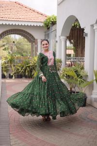 Colección de Vestidos Especiales para Navratri con Estampado Laheriya de Diseñador y Trabajo de Parches Kutchi en Faux Georgette con Falda Amplia - Product Image 4