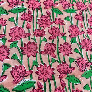 เดรสสั้นคอวี แขนสามส่วน ผ้าฝ้ายพิมพ์ลายดอกไม้แบบแฮนด์บล็อก เป็นมิตรต่อสิ่งแวดล้อม แต่งระบายชายกระโปรงด้วยลูกไม้ทำมือ สไตล์ไครา ชิโนเซอรี สำหรับโอกาสพิเศษ - Product Image 4