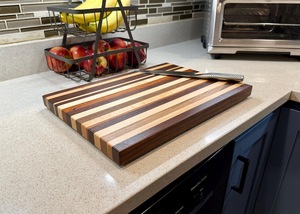 Elegante Tabla de Cortar de Bambú con Acabado Liso, Tabla de Quesos Funcional y Estilosa con Detalles en Acero Inoxidable para Todas las Cocinas - Product Image 5