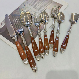 Encantador juego de cubiertos plateados con mangos de madera pulida adornados con remaches y tapas metálicas. Disponible a precios de mayorista. - Product Image 1