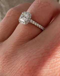 Bague de fiançailles en or 14K avec diamant de laboratoire taille coussin 1,5 carat, pavé halo et accent brillant rond, bandes délicates, vente en gros B2B - Product Image 5